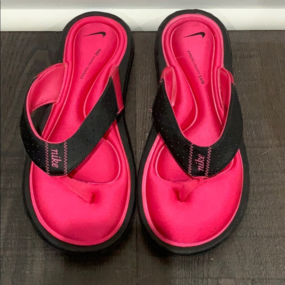 Size 8 Nike flip flops